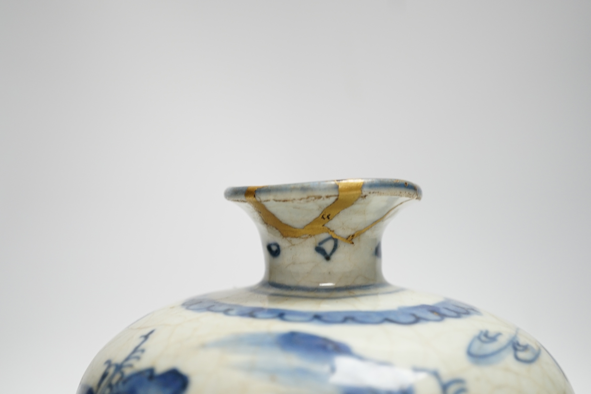 A Chinese late Ming blue and white jar, 14cm